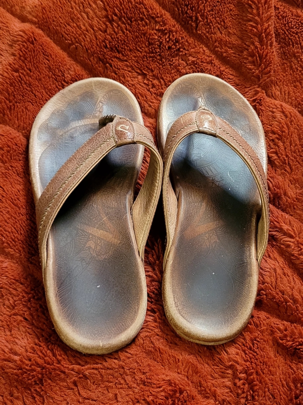 OluKai Hiapo Mens Brown Leather Flip-Flop Comfy Molded Sandals Hampton Chic Fun